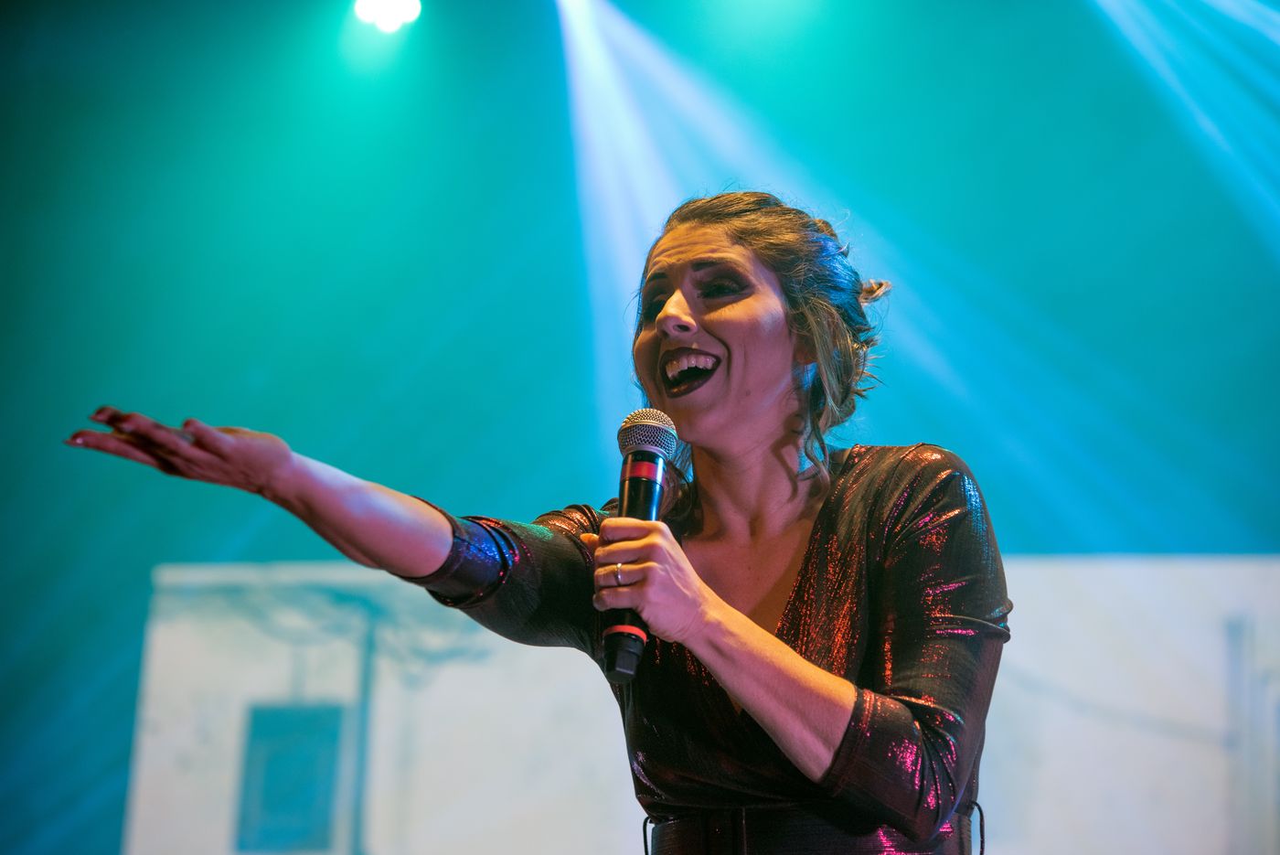 Lasimi canta con il braccio teso, luci verdi