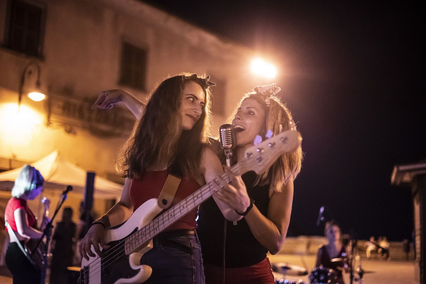 Polaroid Girl Band in concerto in piazza, di notte